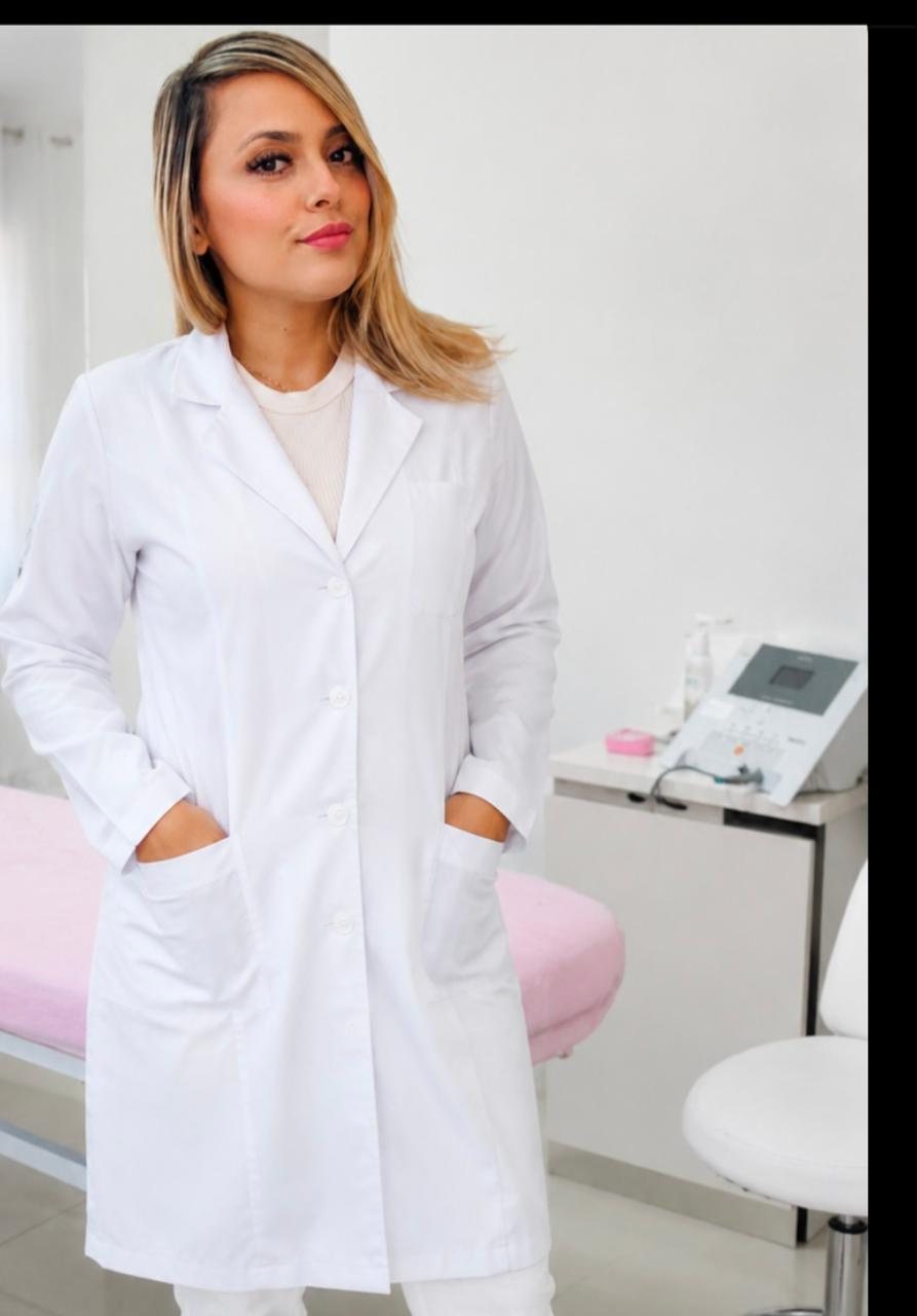 Antes e depois de microagulhamento facial